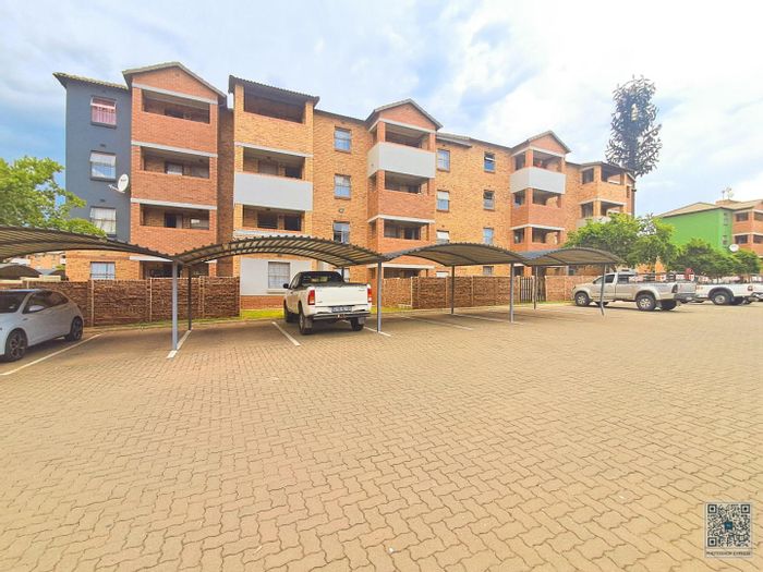 Heuweloord Apartment For Sale: 2 Bedrooms, balcony, security access, near Mall@R55.