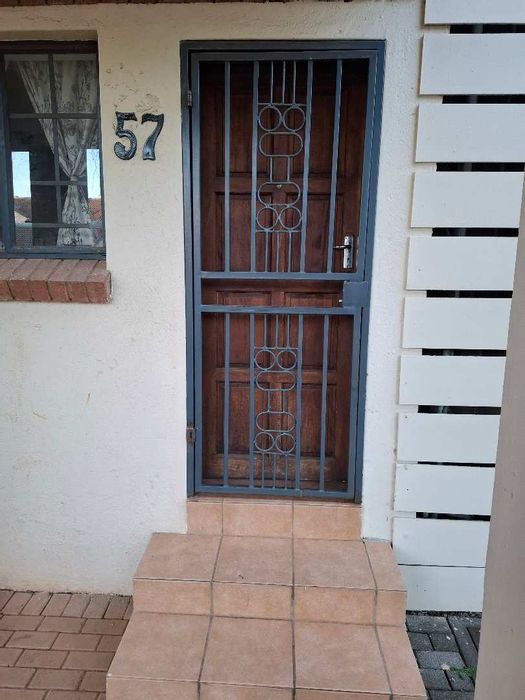 Mooikloof Ridge Townhouse To Rent: 2 beds, garden, 24/7 security, estate amenities.