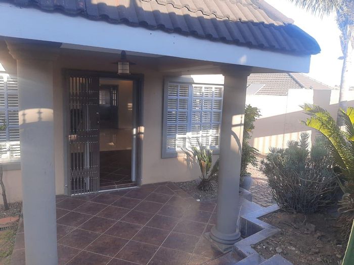 House For Sale in Linmeyer: 4 Bedrooms, Pool, Lapa, and Separate Apartment.