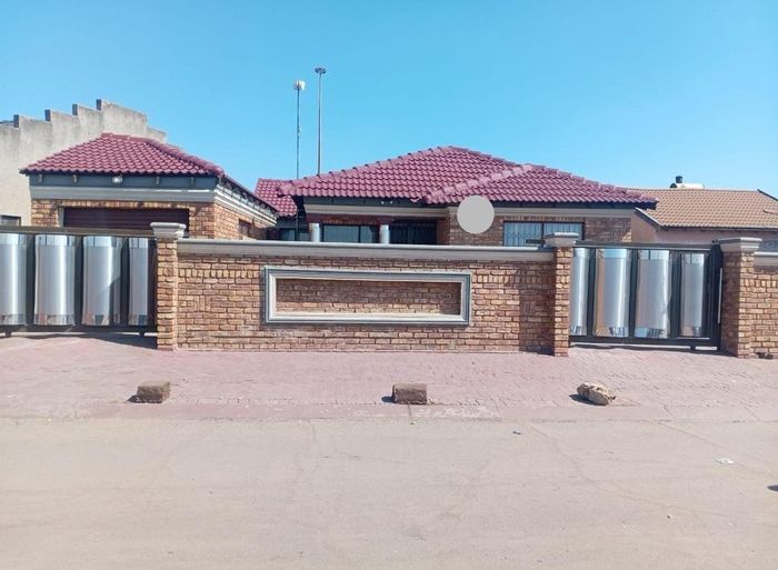 For Sale: House in Hospital View with 3 bedrooms, garage, and outdoor storage.