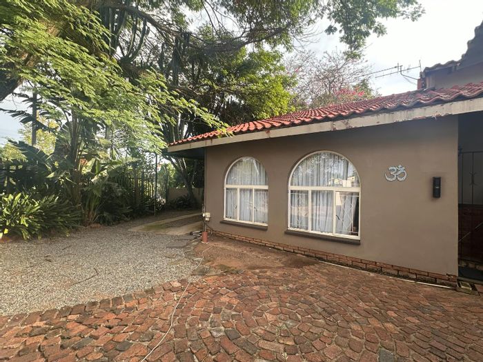1-Bedroom Cottage To Rent in Weltevreden Park with Wi-Fi, secure parking, and garden.