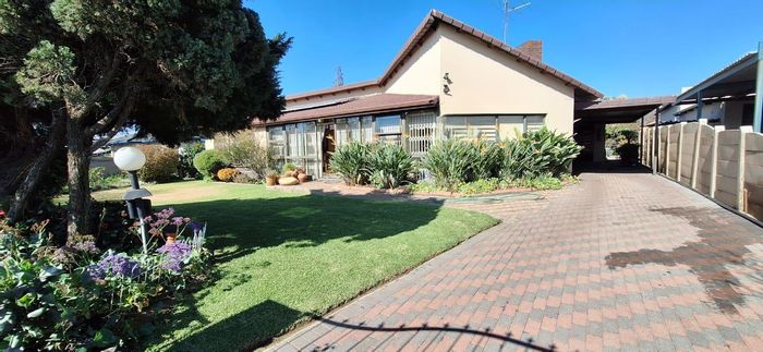 Raceview House For Sale: 3 beds, pool, lapa, solar power, security features.