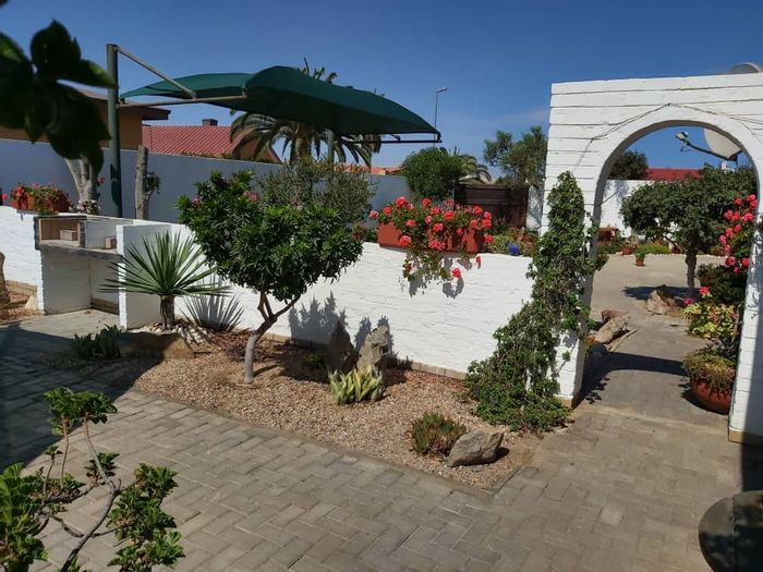 For Sale: House in Vineta with 3 beds, 2 flats, garage, and garden.