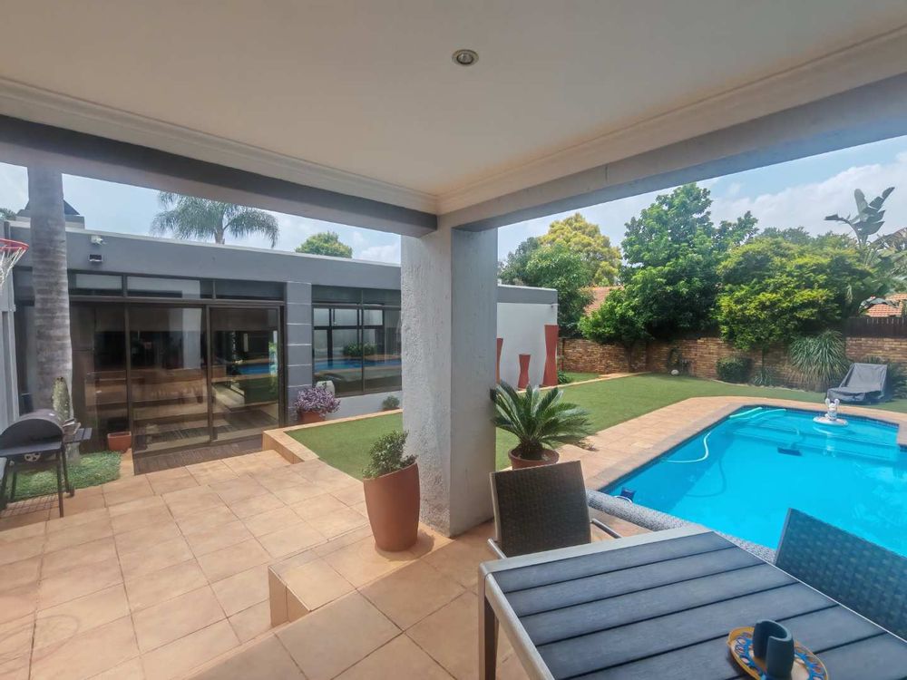 STUNNING OUTSIDE AREA WITH HEATED SWIMMINGPOOL AND PATIO