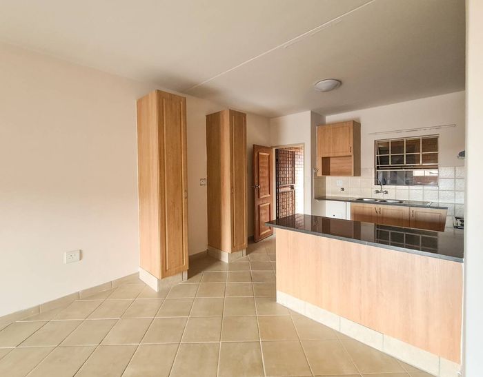 Hazeldean Apartment To Rent: 2 Beds, Private Laundry, Garage, Garden, Pool Access.