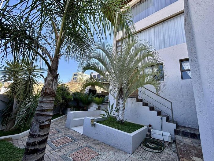 For Sale: Spacious 8-bedroom house in Auasblick with pool and entertainment areas.