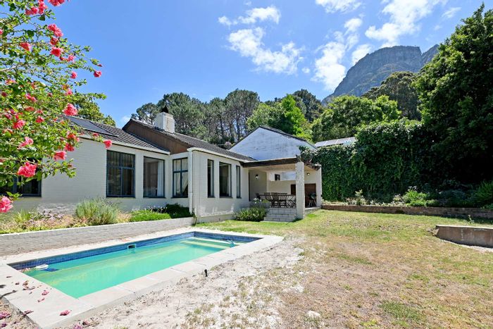 Newlands House For Sale: 3 beds, pool, garden, study, secure parking.