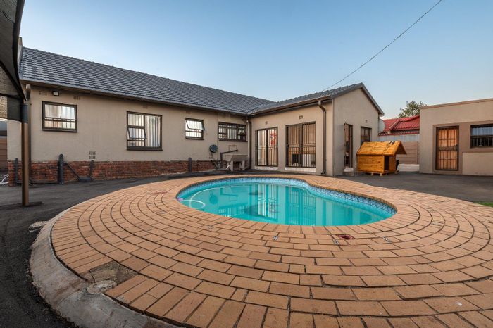 For Sale: Brackendowns House with 3 Bedrooms, Pool, Flatlet, and Double Garage.