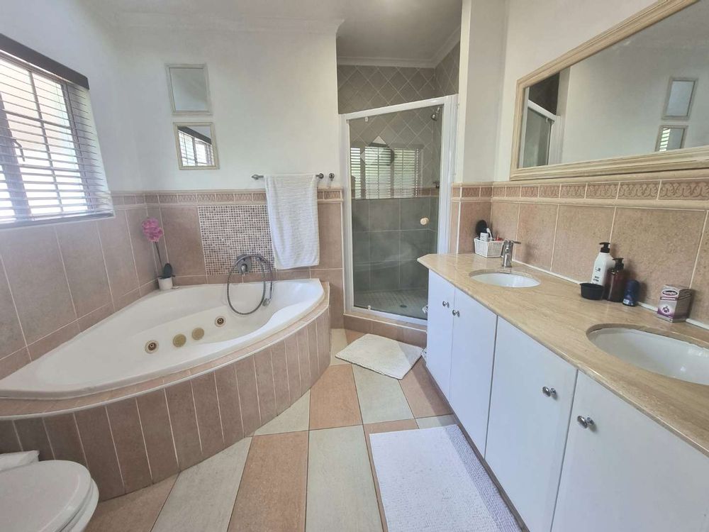 Main bathroom en suite
