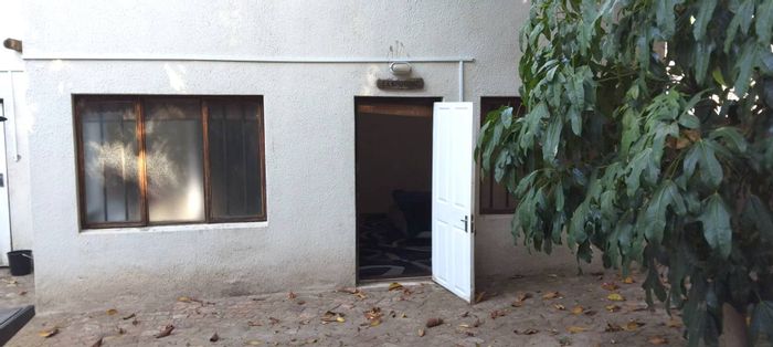 Cottage in Boston To Rent: Ensuite room, kitchenette, communal braai area, secure parking.