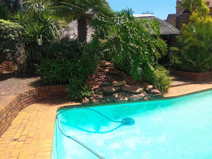 For Sale: Spacious Glen Marais house with 4 bedrooms, pool, and ample parking.