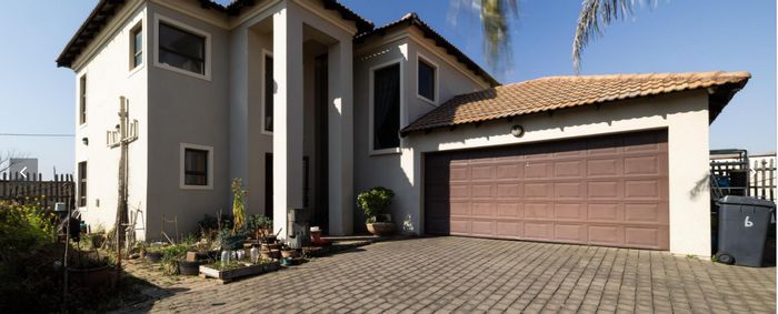 House for Sale in Sonneveld: 3 Bedrooms, 2.5 Baths, 2 Garages, Spacious Living.