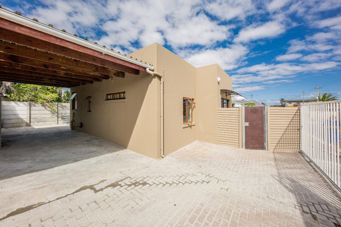 For Sale: Glenlilly Townhouse with 2 en-suite bedrooms, garden, and parking.