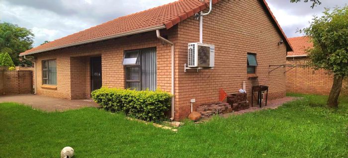 Property #2374117, Townhouse For Sale in Willow Park
