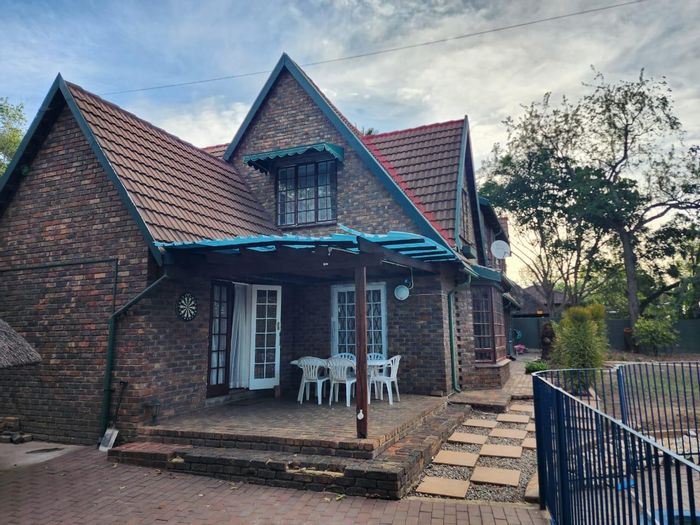 Ferndale House To Rent: 4 beds, pool, lapa, security, pet-friendly garden.