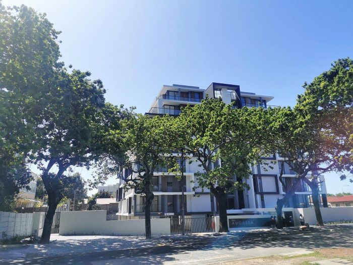 Rondebosch Apartment To Rent: 2 bedrooms, balcony, rooftop pool, secure parking.