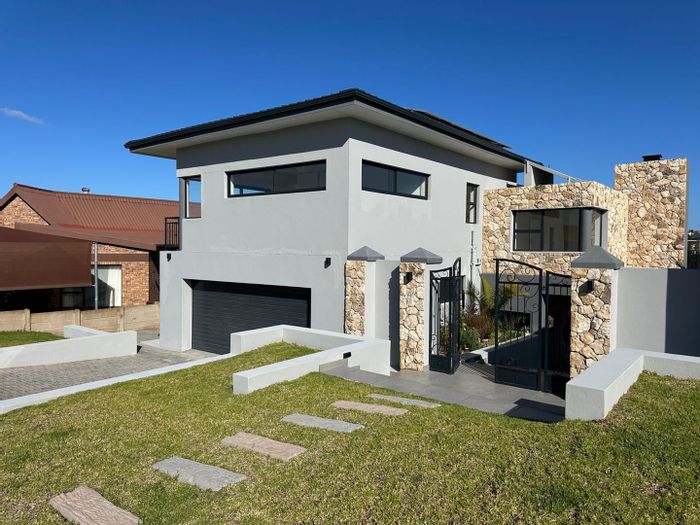 For Sale: House in Still Bay West with off-grid living, spacious layout, and flexible flatlet.