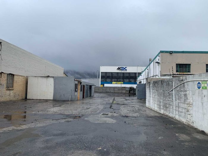 Mixed Use Property To Rent in Paarden Eiland: Large Yard and Warehouse Combo Available.