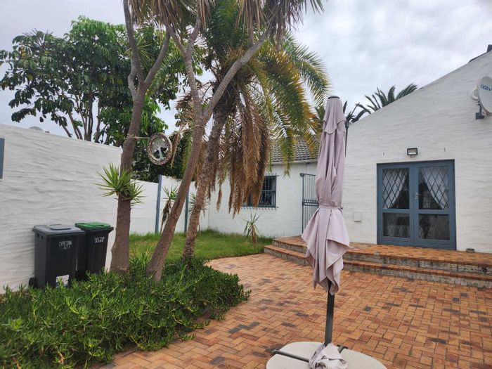 Edgemead Townhouse To Rent: Spacious yard, braai area, and family park nearby.