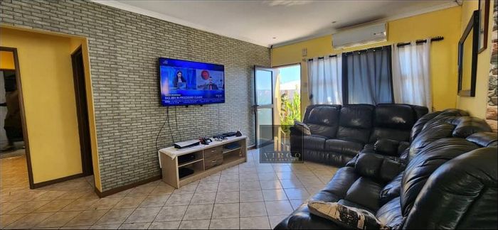 Cimbebasia House For Sale: 3 Bedrooms, Ensuite, Study, Braai Area, Income Flat.
