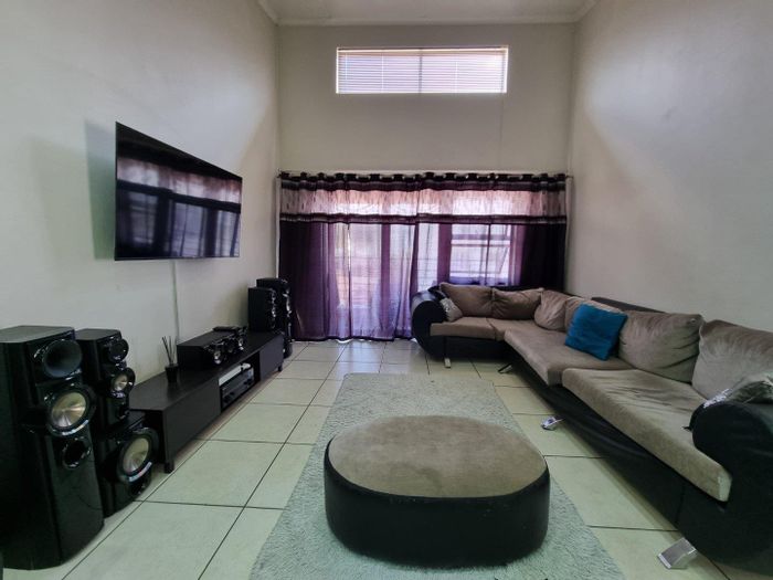 Property #2231599, Apartment rental monthly in Greenstone Hill Central