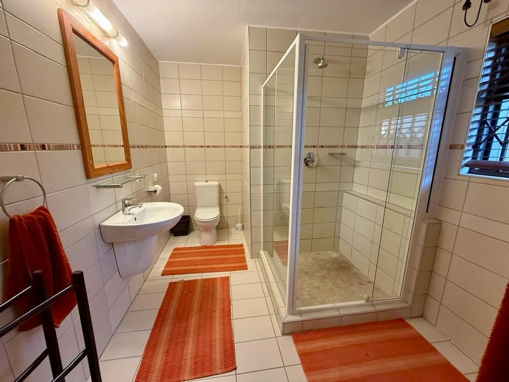 Bedroom 4, en-suite bathroom