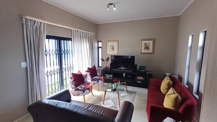 Townhouse For Sale in Nahoon Valley Park: 2 beds, garden, remote work-friendly.