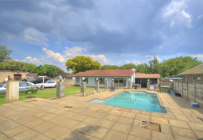 Brackendowns House For Sale: Spacious home with pool, office, and oversized garage.