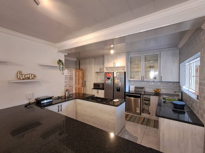 Mayfield Park House For Sale: 6 beds, pool, cottage, ample parking, security system.