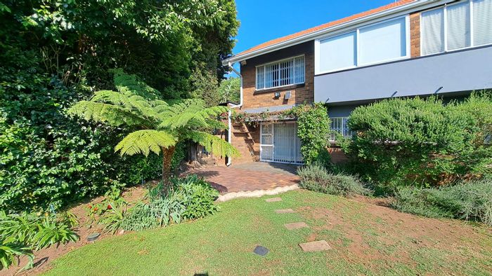 2-Bedroom Apartment To Rent in Robindale with Sunroom, Double Carport, Pet-Friendly.