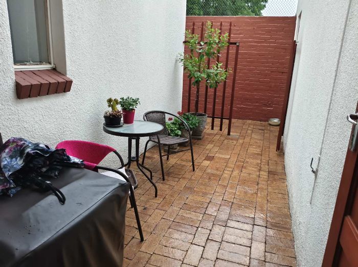 Lambton Cottage To Rent: 1 bedroom, paved garden, covered parking, convenient layout.