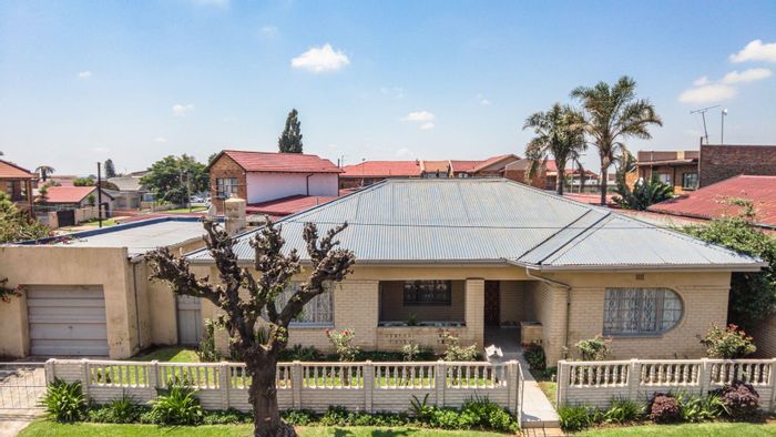 Actonville House For Sale: 4 bedrooms, large yard, garage, and dual cooking options.