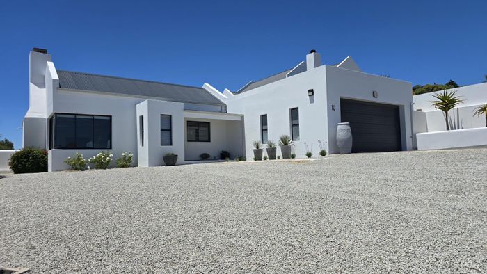 Da Gama Bay House For Sale: 3 Bedrooms, jacuzzi, double garage, sea views.