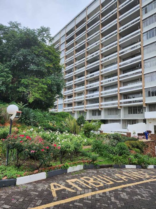 Parktown Apartment For Sale: Spacious living, balcony, close to Wits and amenities.