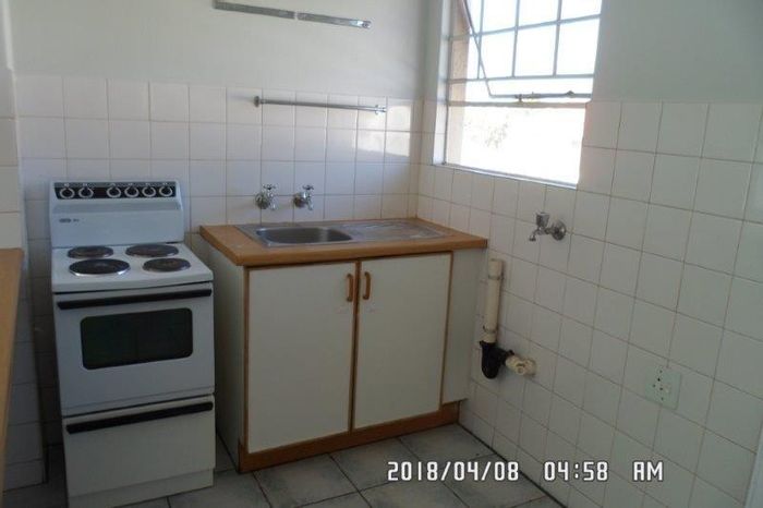 Die Hoewes Apartment To Rent: 2 Bedrooms, pool, playground, near Gautrain and shopping.