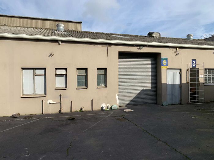 Industrial Unit To Rent in Beaconvale: Secure parking, 3-phase power, large roller door.