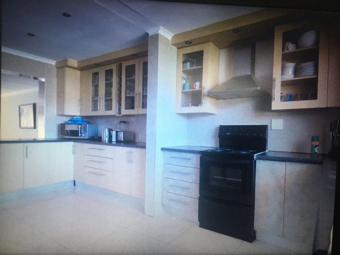 House for Sale in The Reeds: 4 bedrooms, pool, double garage, office space.