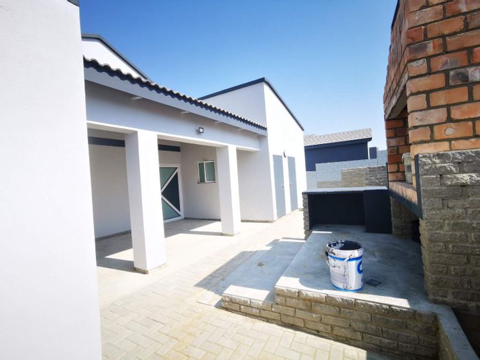 House for Sale in Swakopmund Ext 14: 3 en suite bedrooms, indoor BBQ, double garage.