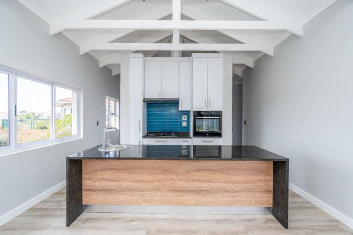 For Sale: House in Langebaan Country Estate with 4 en-suites, indoor braai, putting green.