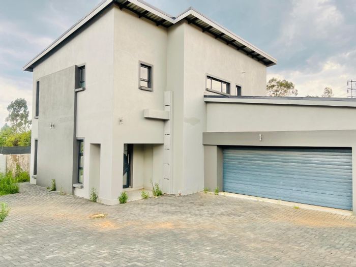 For Sale: House in Roodeplaat with 3 en-suite bedrooms, double garage, and eco estate amenities.