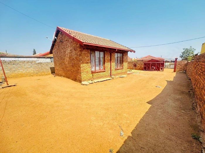 House for Sale in Soshanguve Ext: 2 Bedrooms, near schools and shopping.