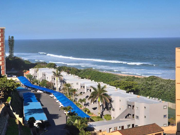 Amanzimtoti Apartment For Sale: Beach access, sea views, garage, and communal braai.