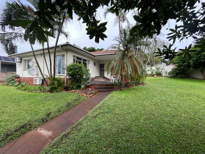 Broadway House For Sale: 3 Bedrooms, large land, dual entrances, garden potential.