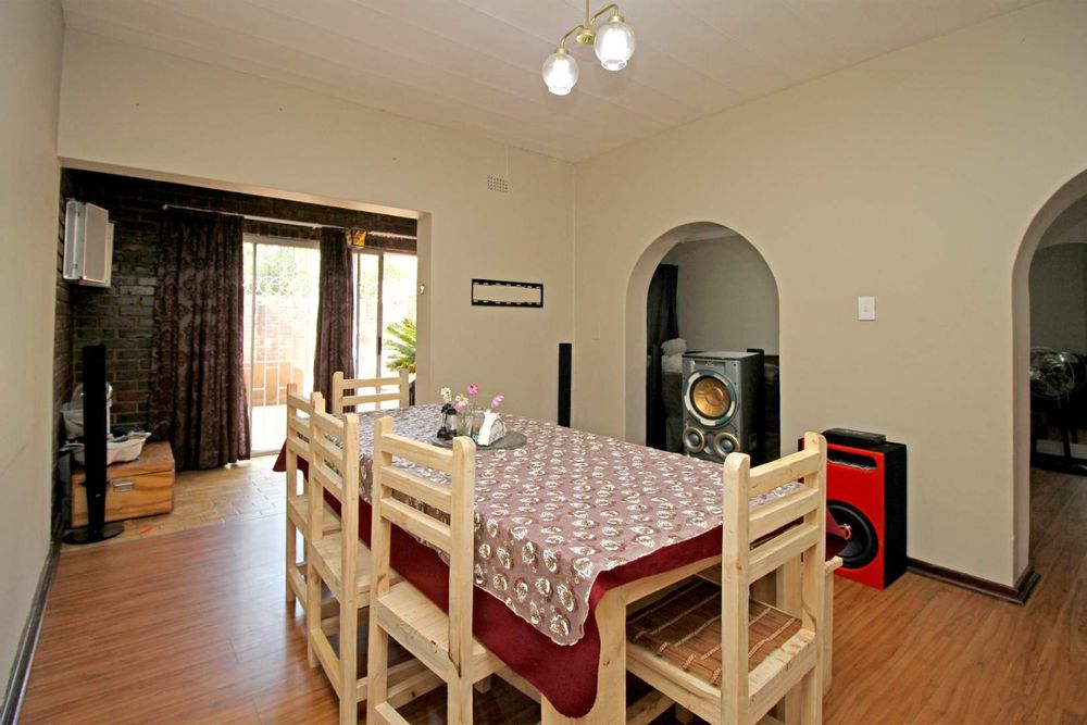 DINING ROOM WITH OPEN-PLAN DESIGN CONNECTING TO THE OUTDOORS AND GARDEN TERRACE THROUGH SLIDING DOORS
