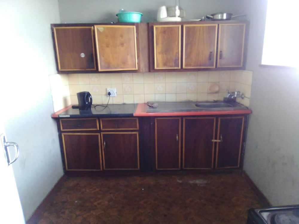 VERY SERVICEABLE WORKING KITCHEN