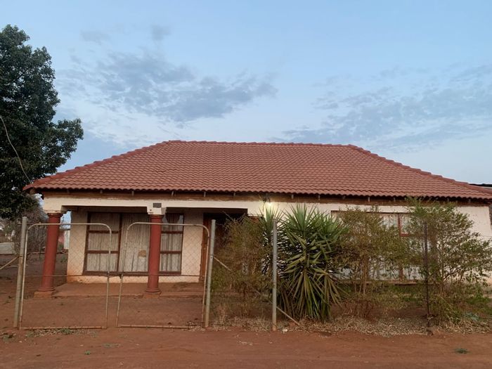 Ga-Rankuwa House For Sale: 3 Bedrooms, spacious garden, parking for 5 vehicles.
