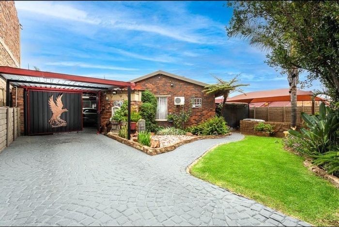 Elandspark House For Sale: 3 Bedrooms, Pool, Cottage, Entertainment Area, Secure Parking.