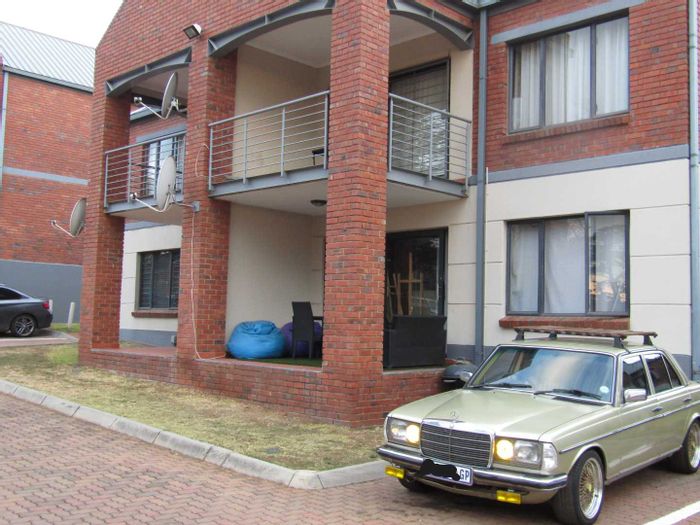 Auckland Park Apartment For Sale: 2 beds, secure parking, near university and amenities.