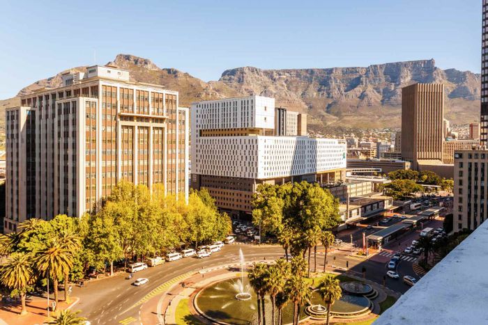 For Sale: Apartment in Foreshore with pool, gym, and breathtaking Table Mountain views.