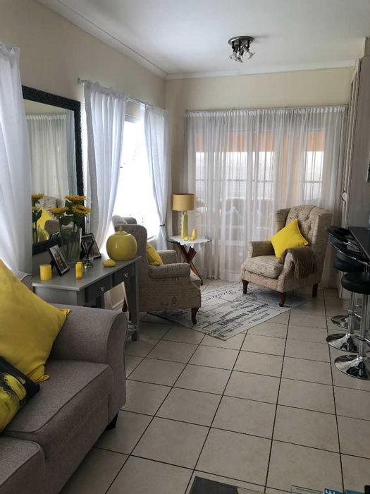 3-bedroom townhouse in Parsonsvlei with garden, garage, and kids' play area. To Rent.